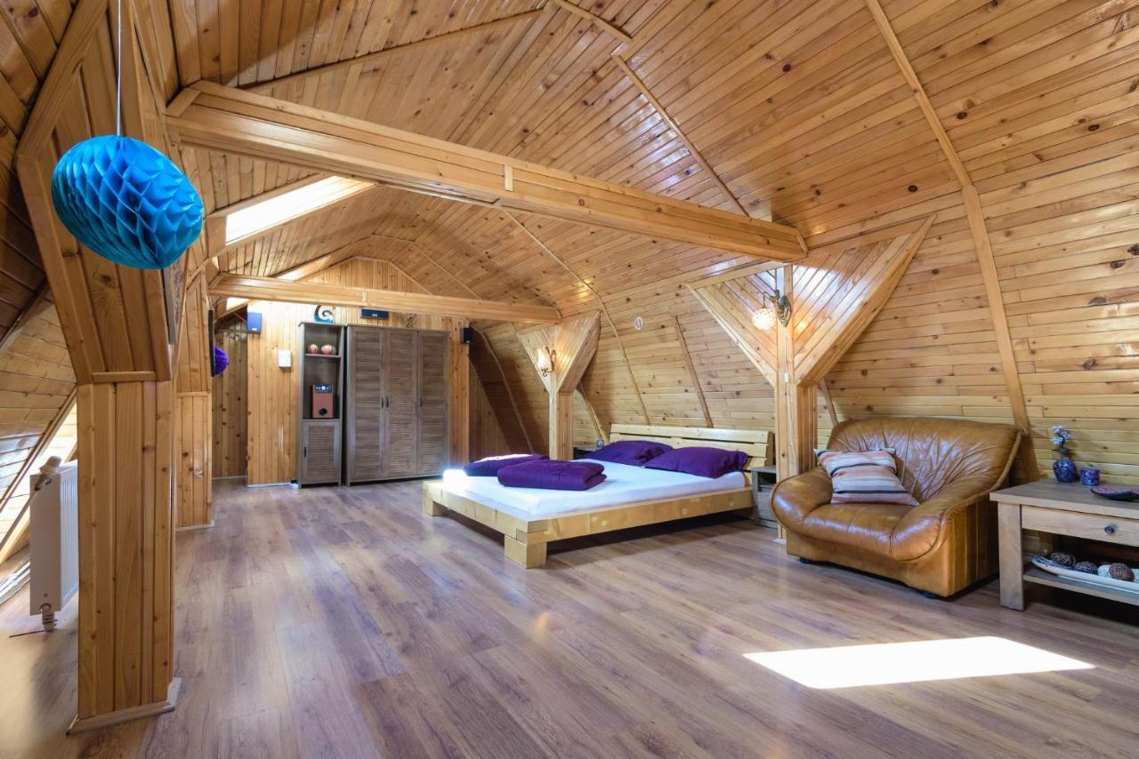 Wooden Attic Apartment Brasov Bagian luar foto