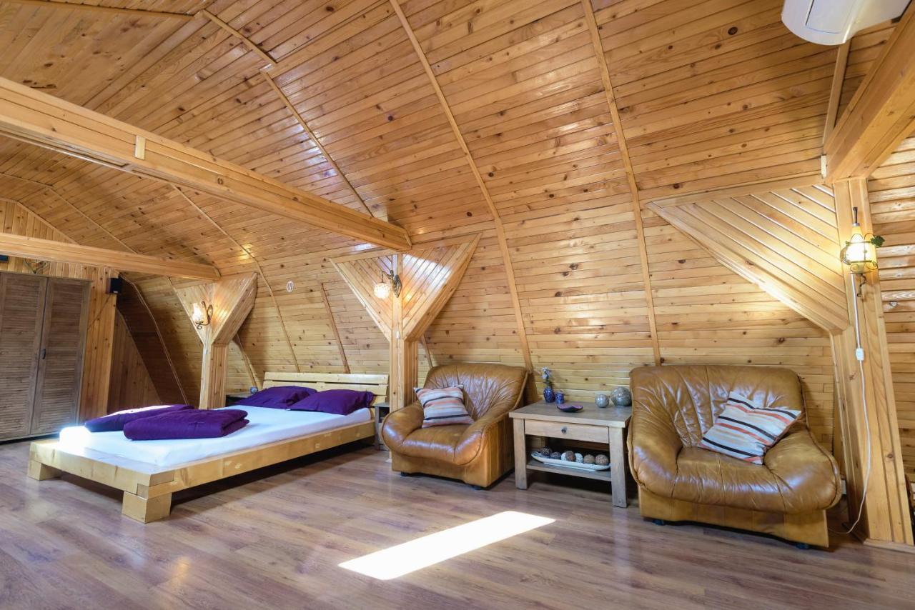 Wooden Attic Apartment Brasov Bagian luar foto